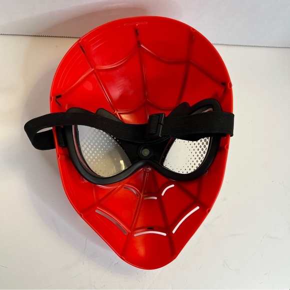 MARVEL Spiderman Mask Hard Plastic with Adjustable Strap Red 2018 Hasbro - Picture 2 of 7